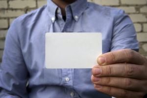 בעיצוב כרטיס הביקור, התאימו את צבעי הכרטיס ללוגו העסק – גווני כרטיס הביקור צריכים להיות יפים אך גם אסתטיים